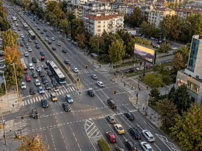 Колко хора наистина виждат един билборд на ден? Аритметиката зад импресиите